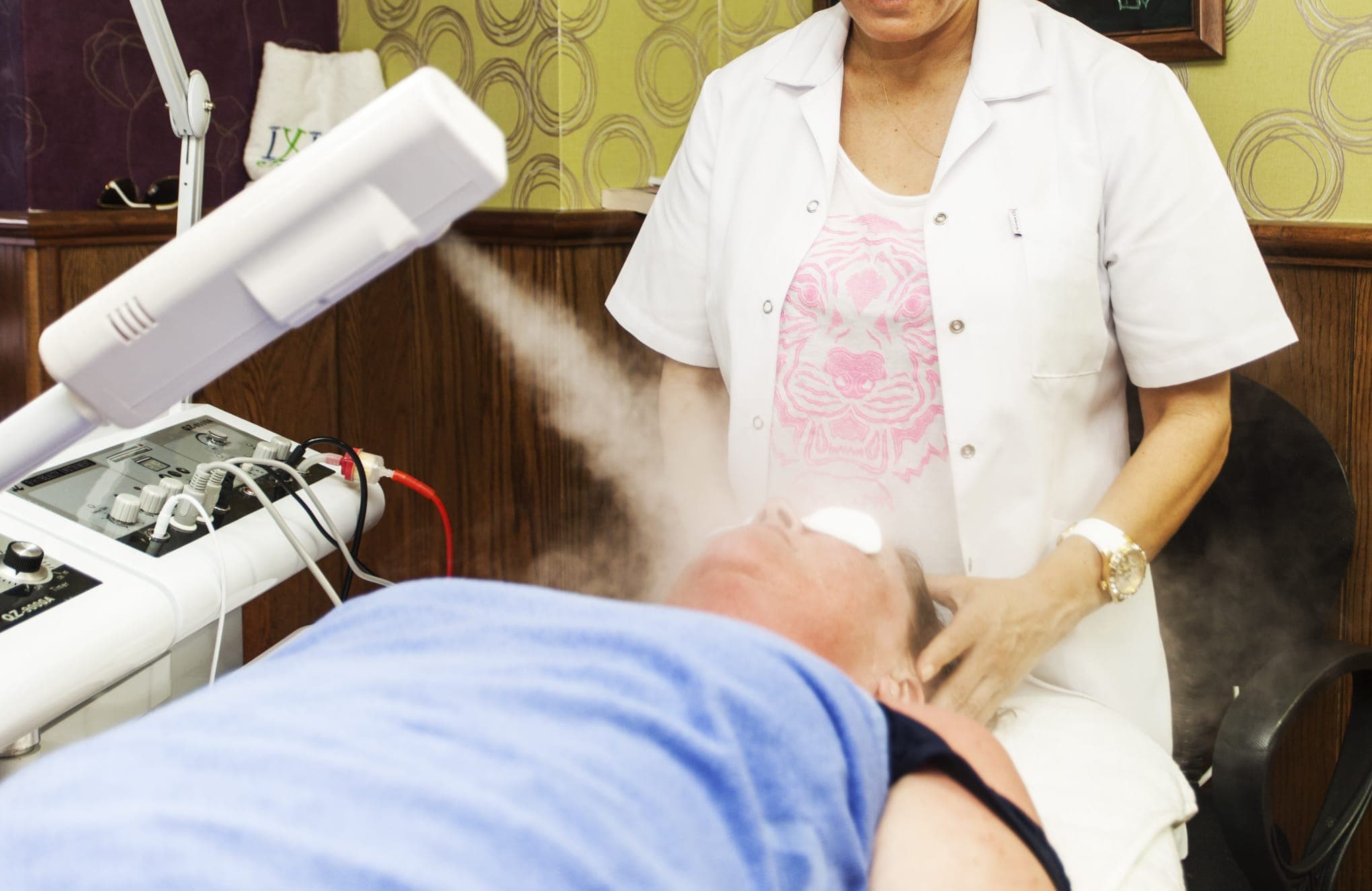 Ayurveda Shirodhara odası — bakır kap ve dinginlik