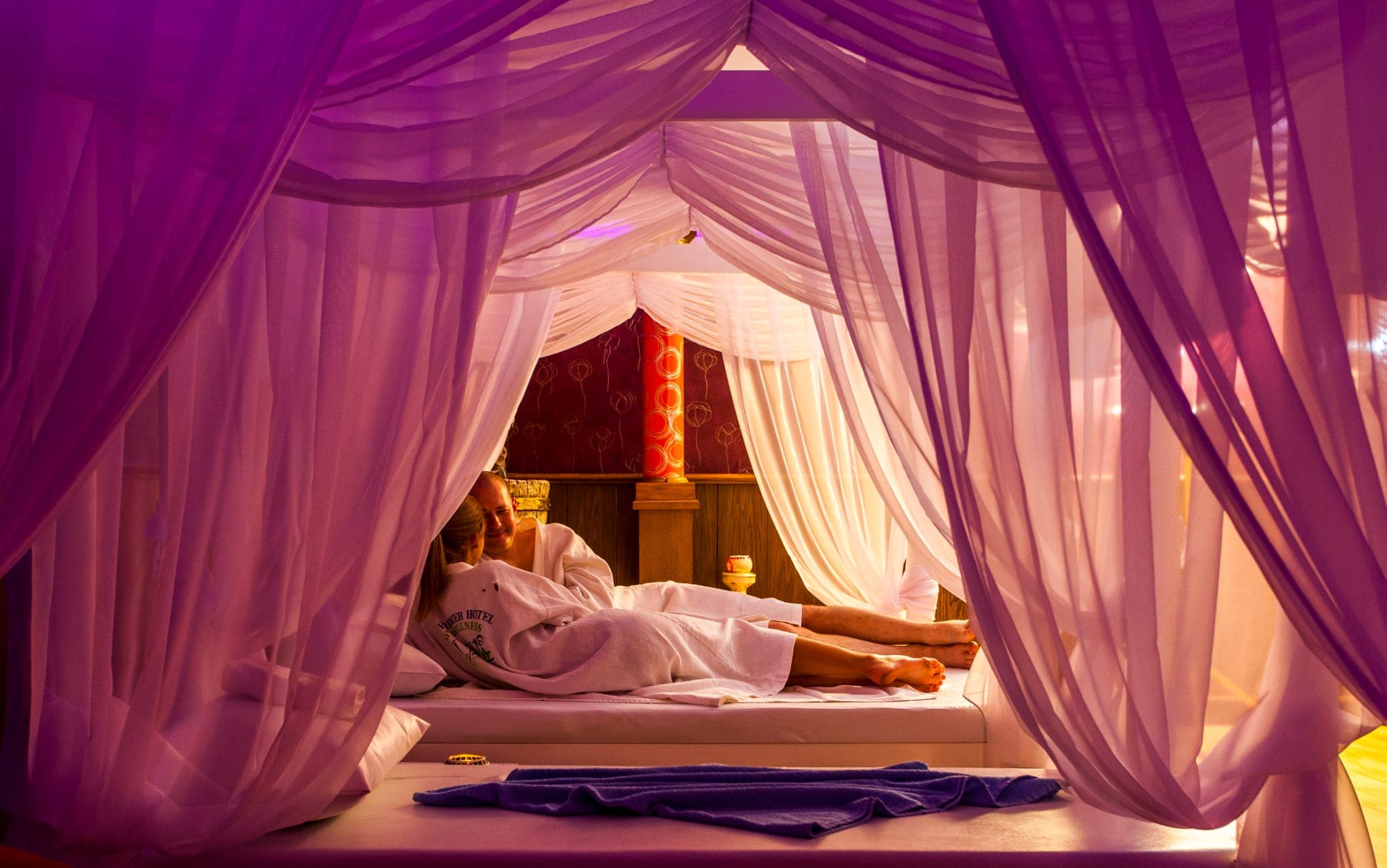 IXIR Spa dinlenme odası — mor tüllü kanopi